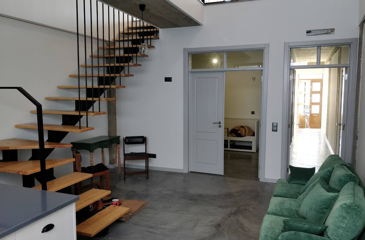 Casa Travessa da Cruz — Vista interior da sala e corredor de entrada